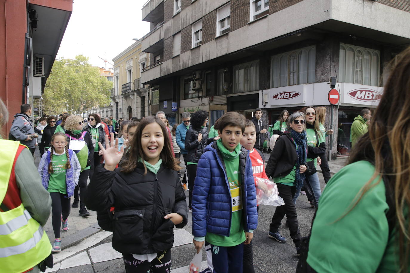 Fotos: La marcha contra el cáncer llena Valladolid de verde