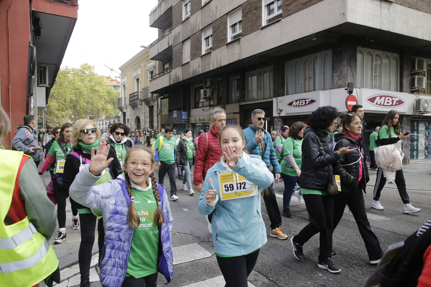 Fotos: La marcha contra el cáncer llena Valladolid de verde