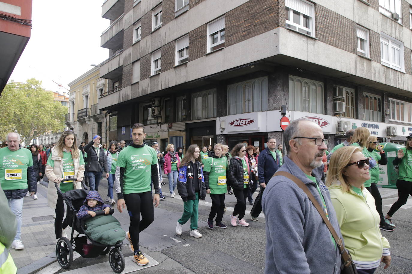 Fotos: La marcha contra el cáncer llena Valladolid de verde