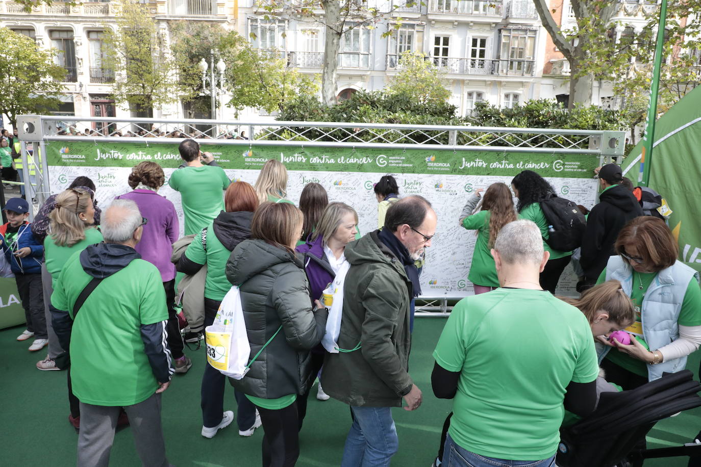 Fotos: La marcha contra el cáncer llena Valladolid de verde