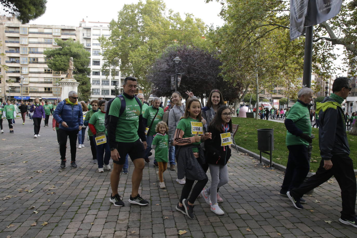 Fotos: La marcha contra el cáncer llena Valladolid de verde