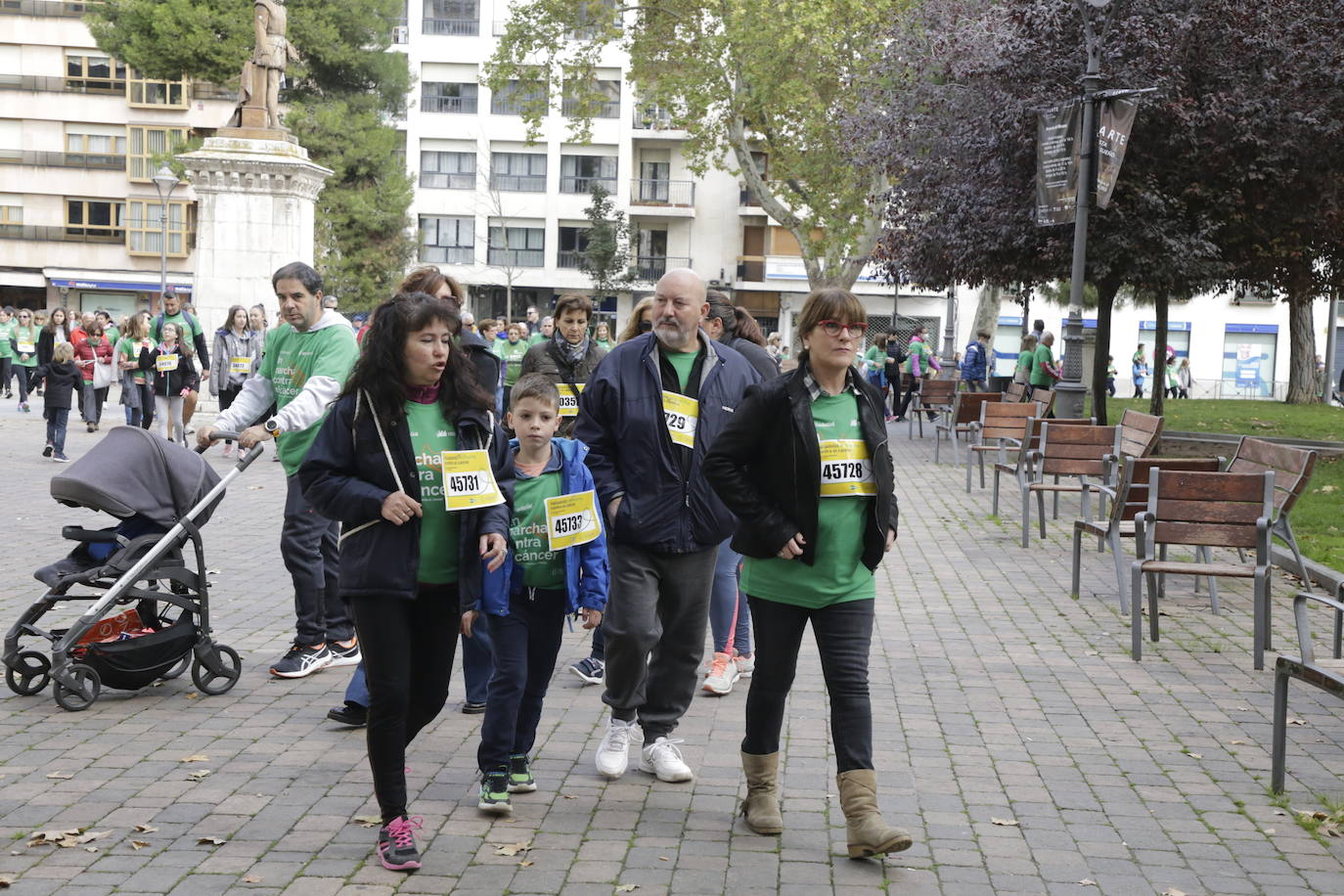 Fotos: La marcha contra el cáncer llena Valladolid de verde