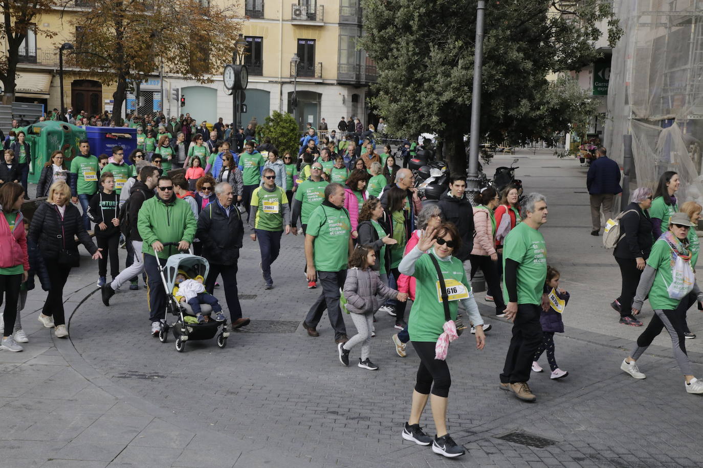 Fotos: La marcha contra el cáncer llena Valladolid de verde