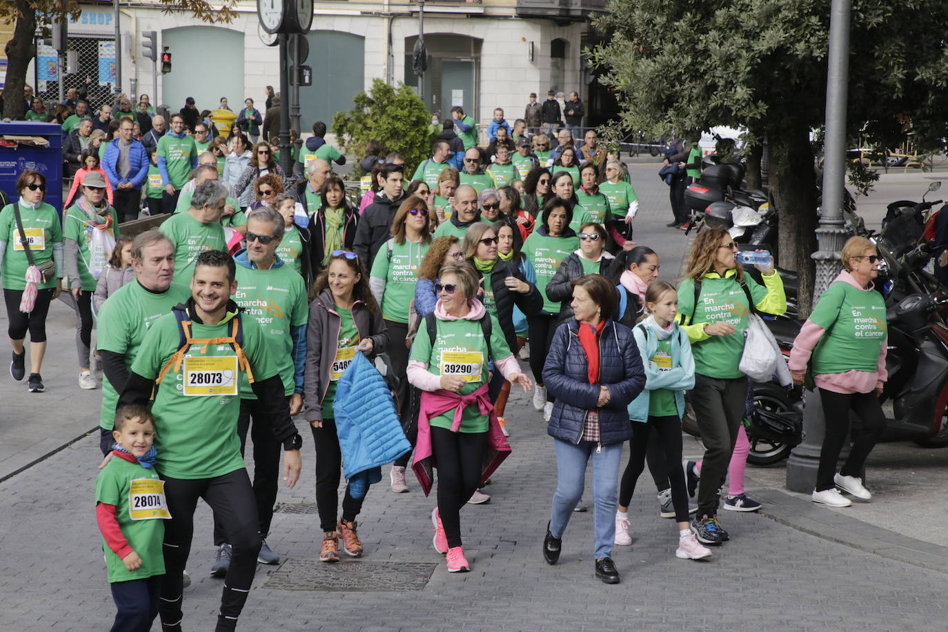 Fotos: La marcha contra el cáncer llena Valladolid de verde