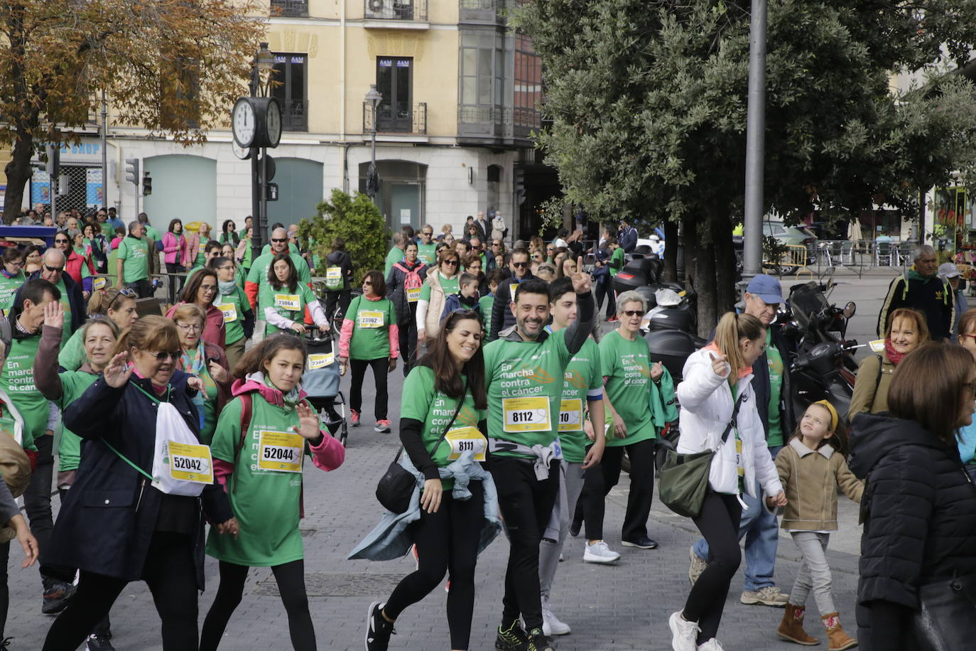 Fotos: La marcha contra el cáncer llena Valladolid de verde