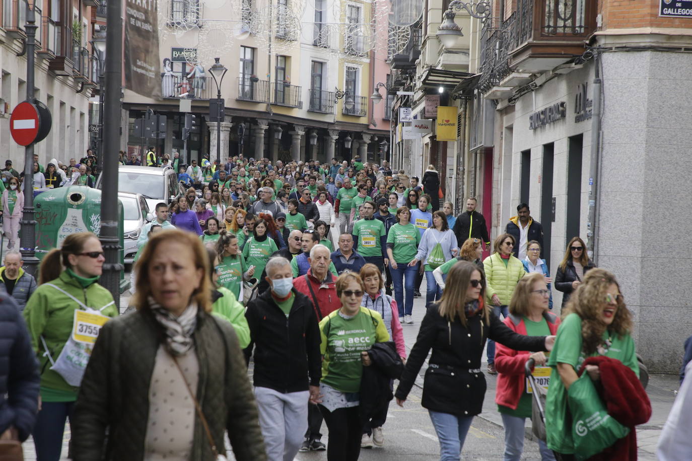 Fotos: La marcha contra el cáncer llena Valladolid de verde