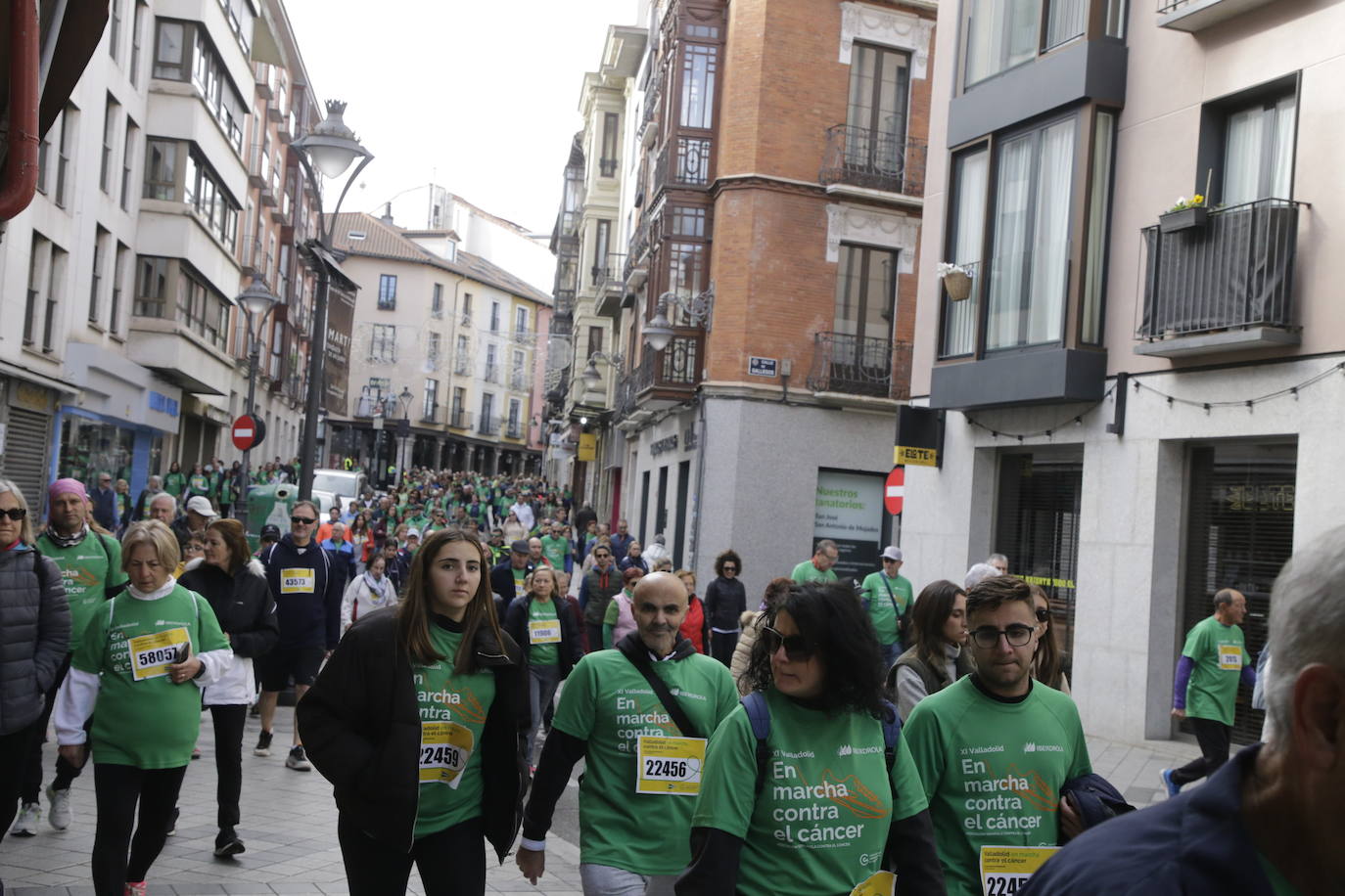 Fotos: La marcha contra el cáncer llena Valladolid de verde