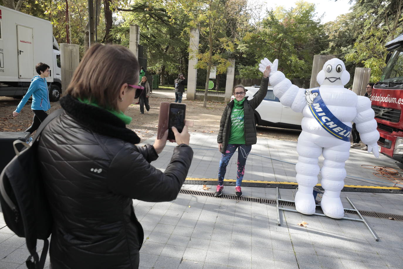 Fotos: La marcha contra el cáncer llena Valladolid de verde