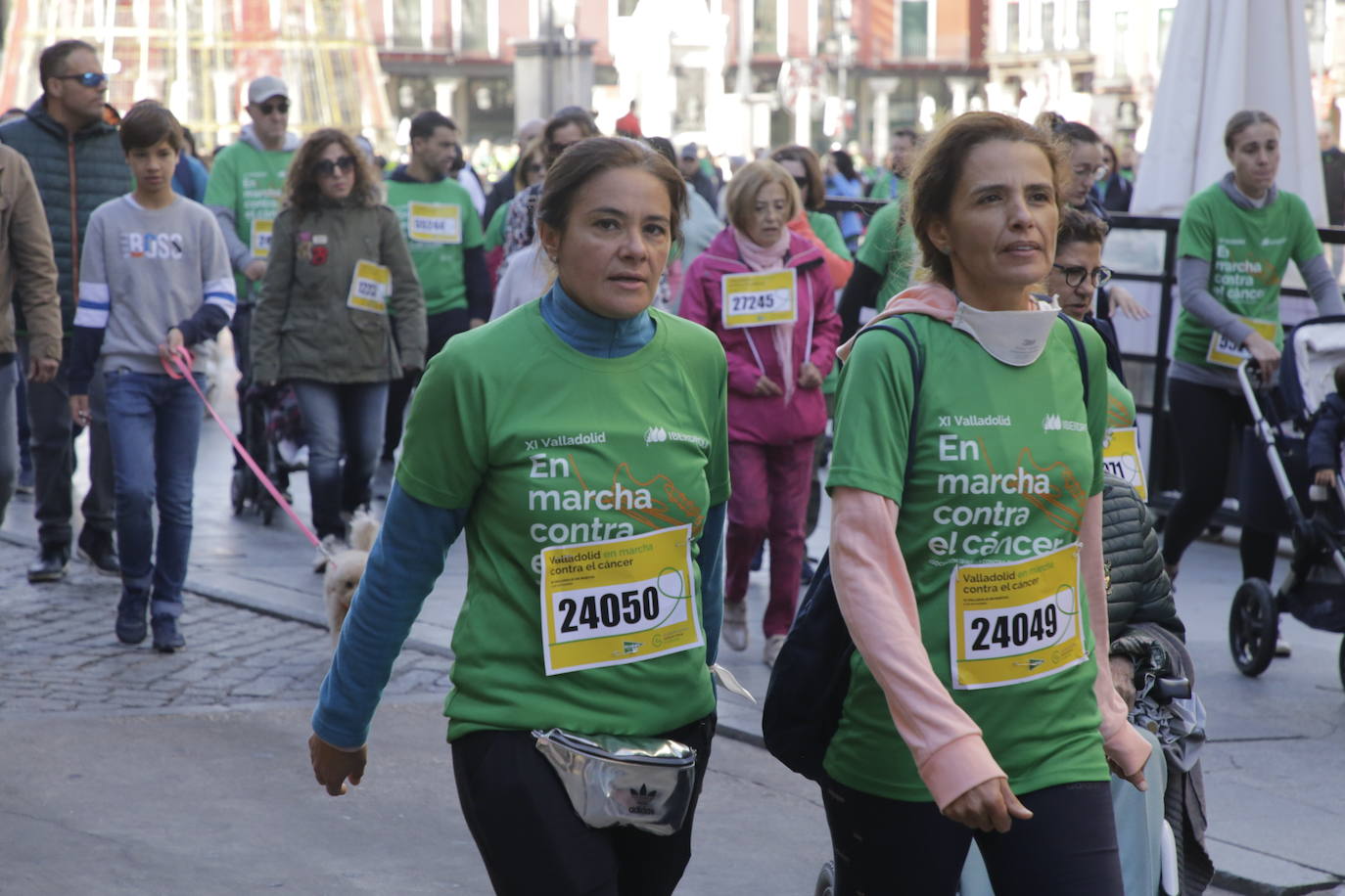 Fotos: La marcha contra el cáncer llena Valladolid de verde