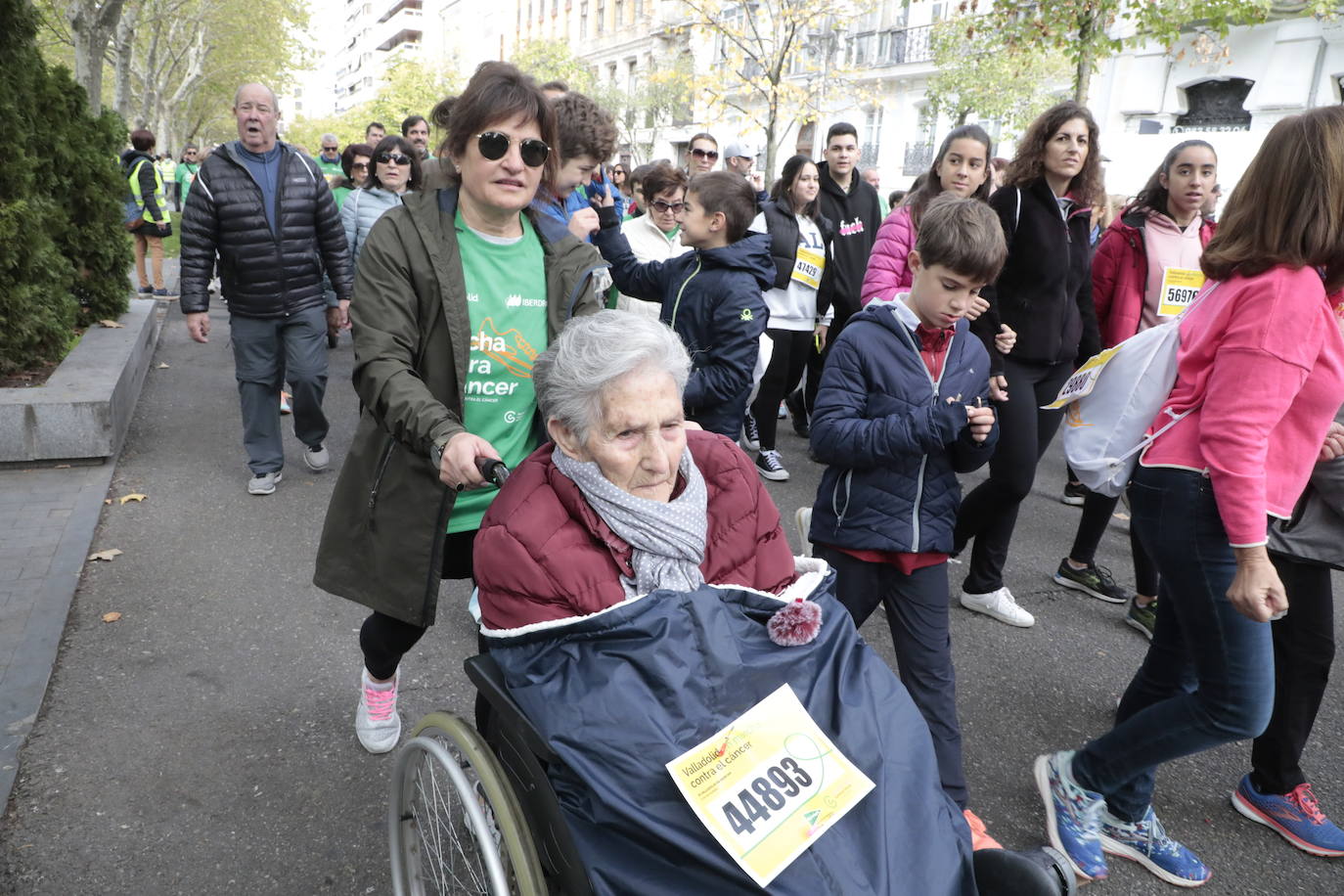 Fotos: La marcha contra el cáncer llena Valladolid de verde