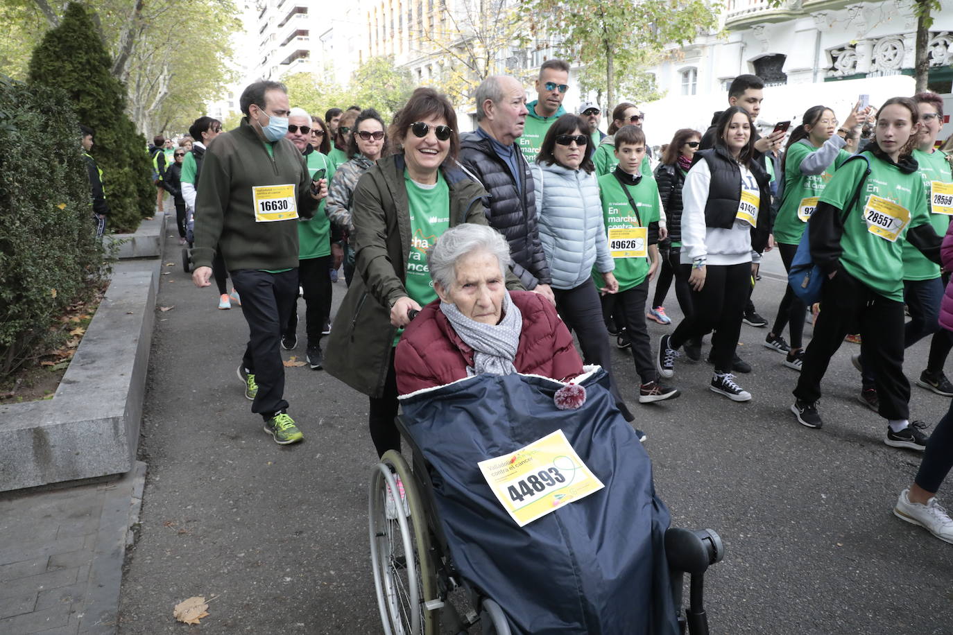 Fotos: La marcha contra el cáncer llena Valladolid de verde