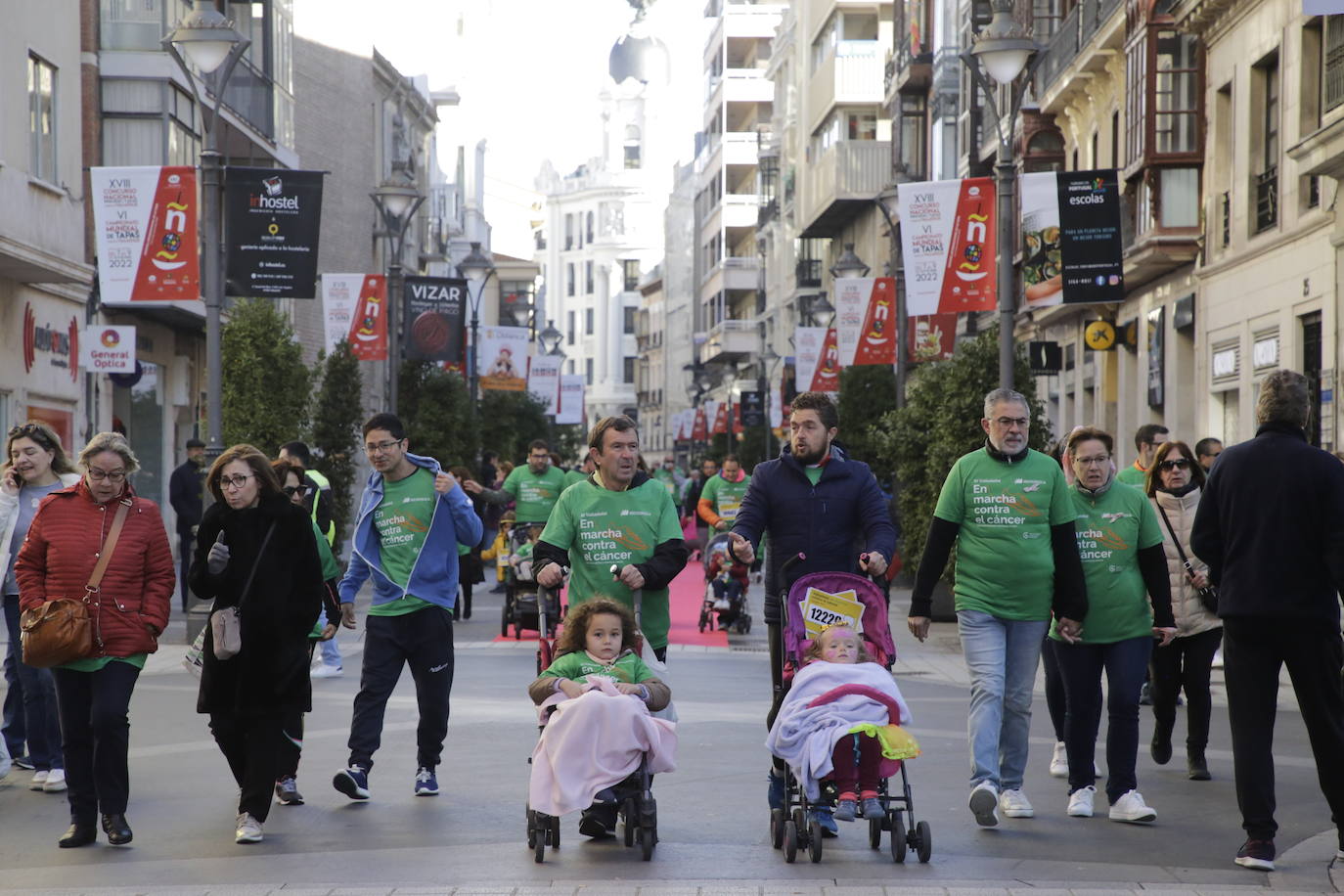 Fotos: La marcha contra el cáncer llena Valladolid de verde