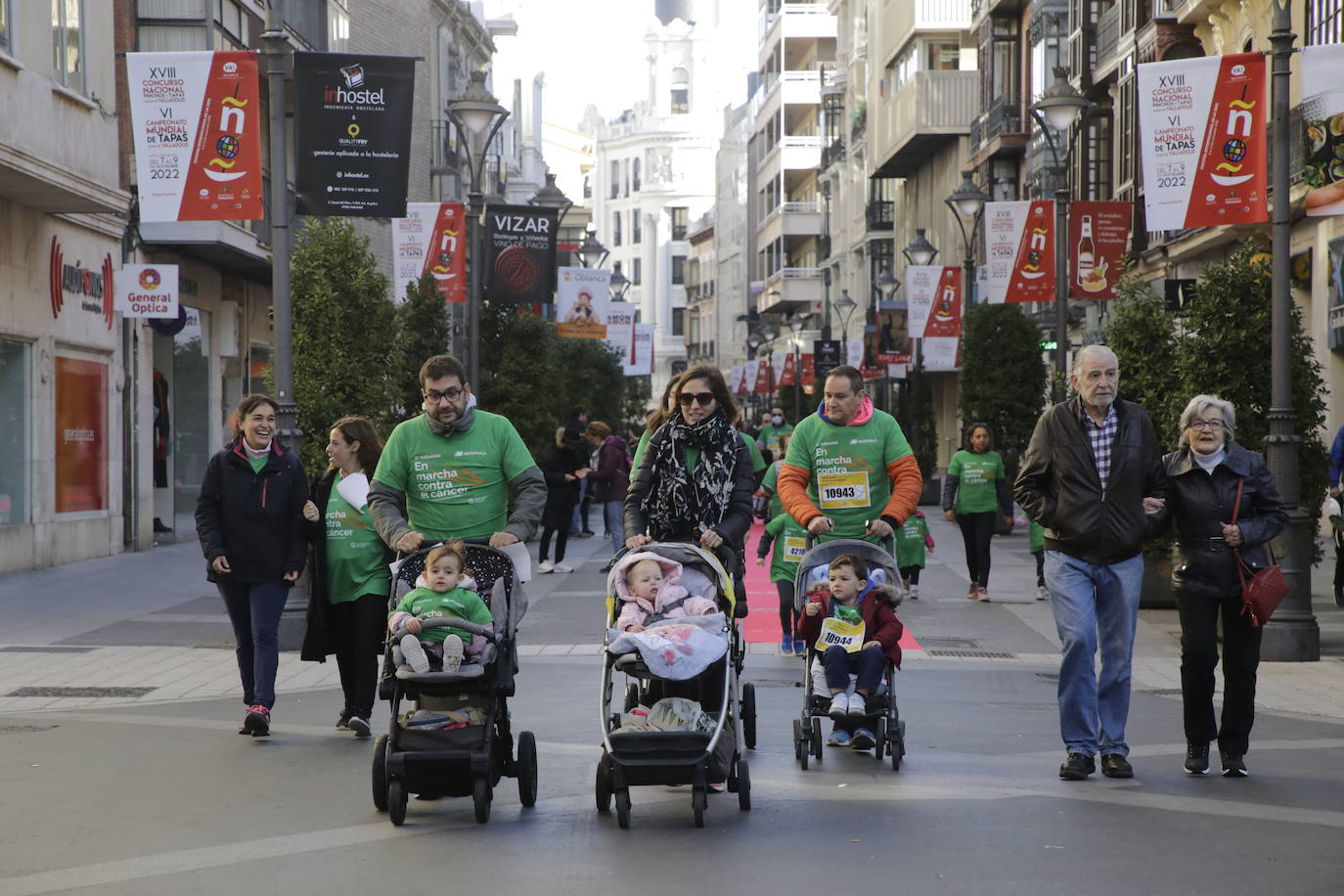 Fotos: La marcha contra el cáncer llena Valladolid de verde