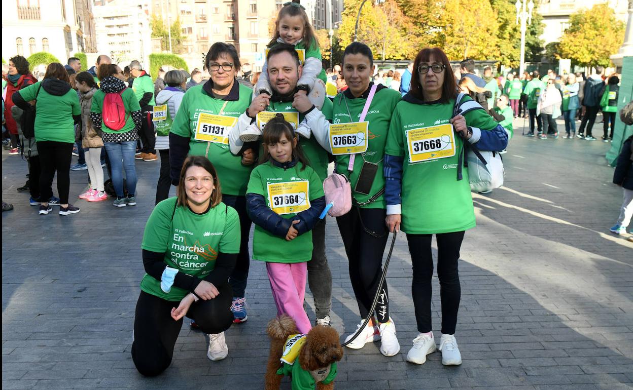 Rocío, Blanca, Dani, Sandra, Soco, Valeria y Andrea, incorporaron a Simba a la marea verde pucelana en la mañana del domingo.