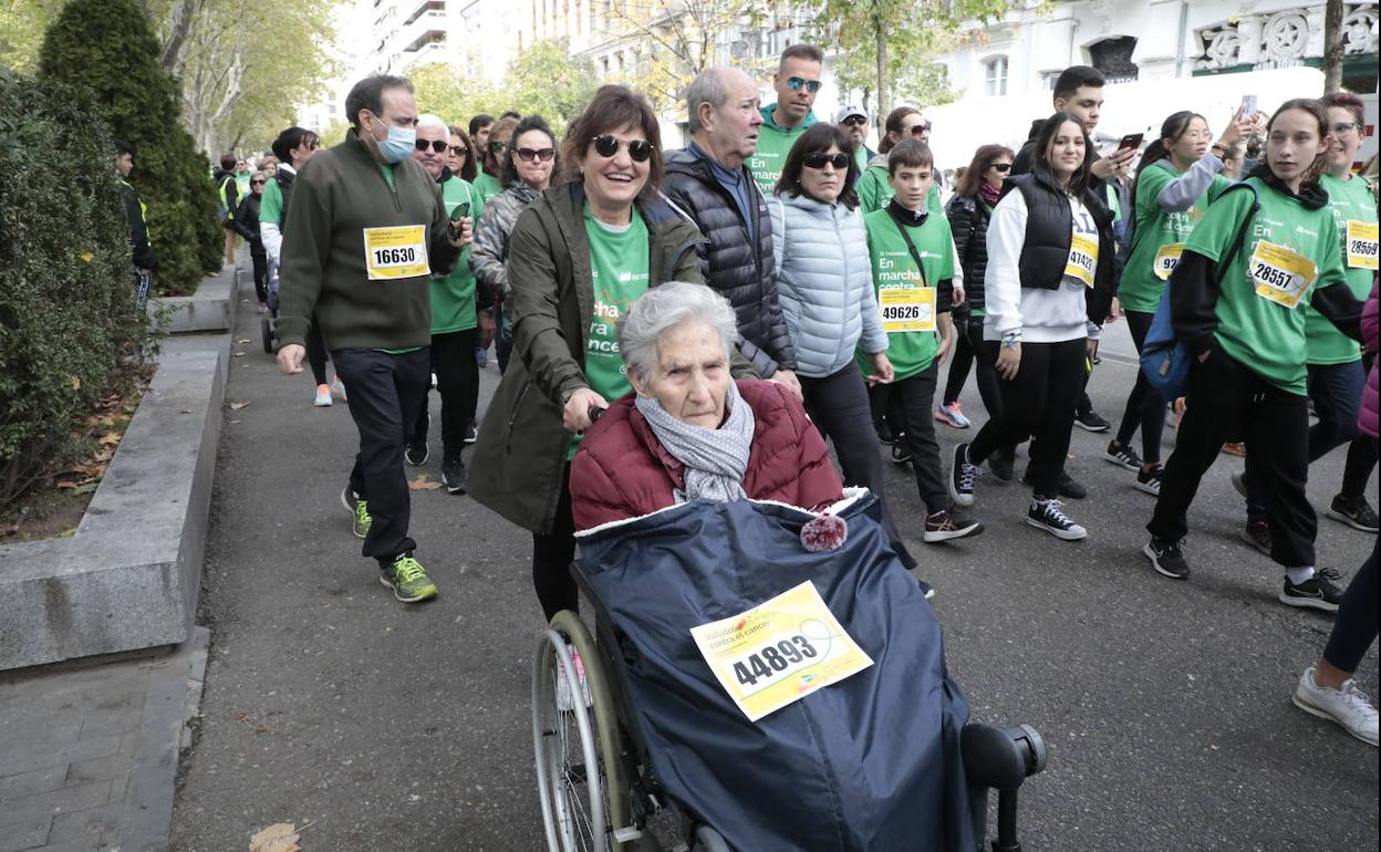 Araceli Platón, durante el recorrido, ayudada por su hija Gloria. 