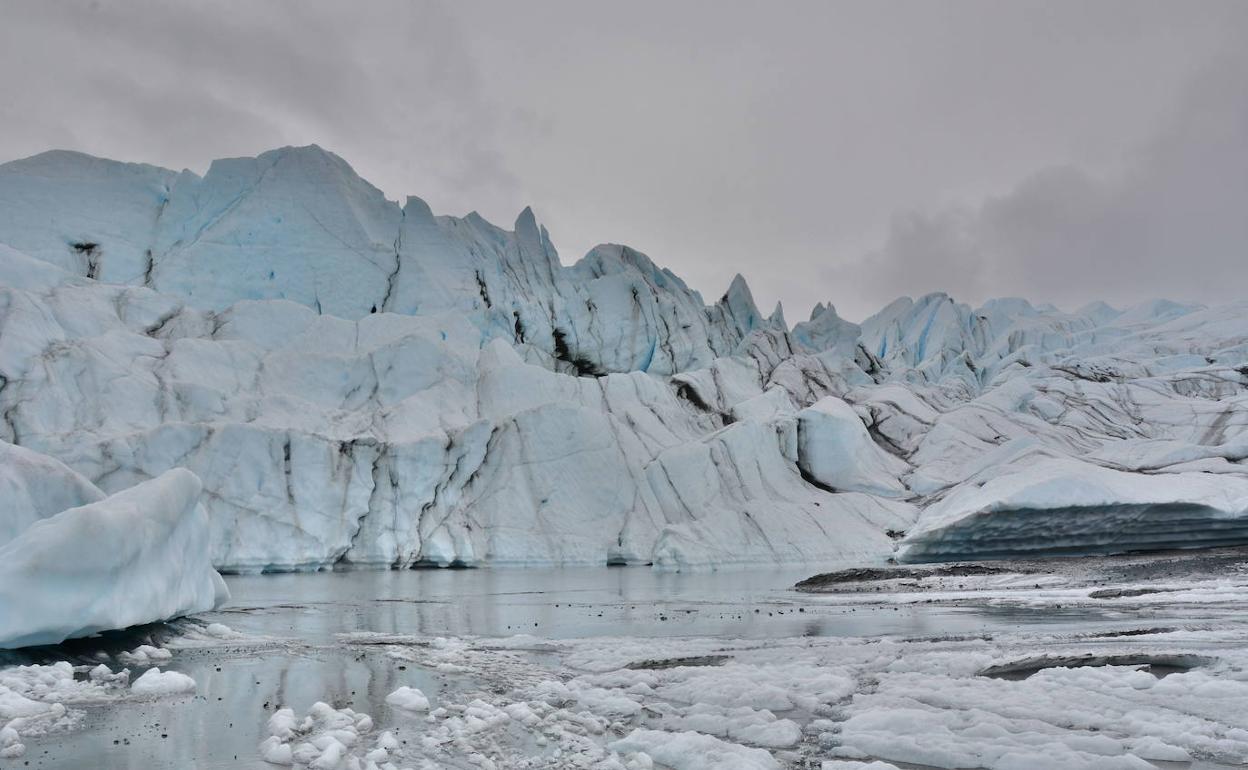 Monañas de hielo resquebrajadas en el Círculo Polar Ártico. 