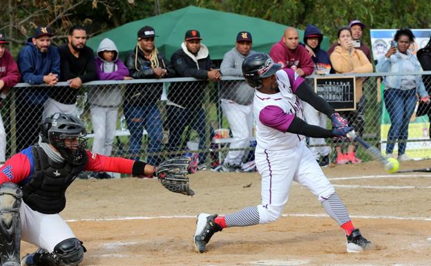 Imagen principal - El Five Valladolid revalida el título de campeón de España de sóftbol