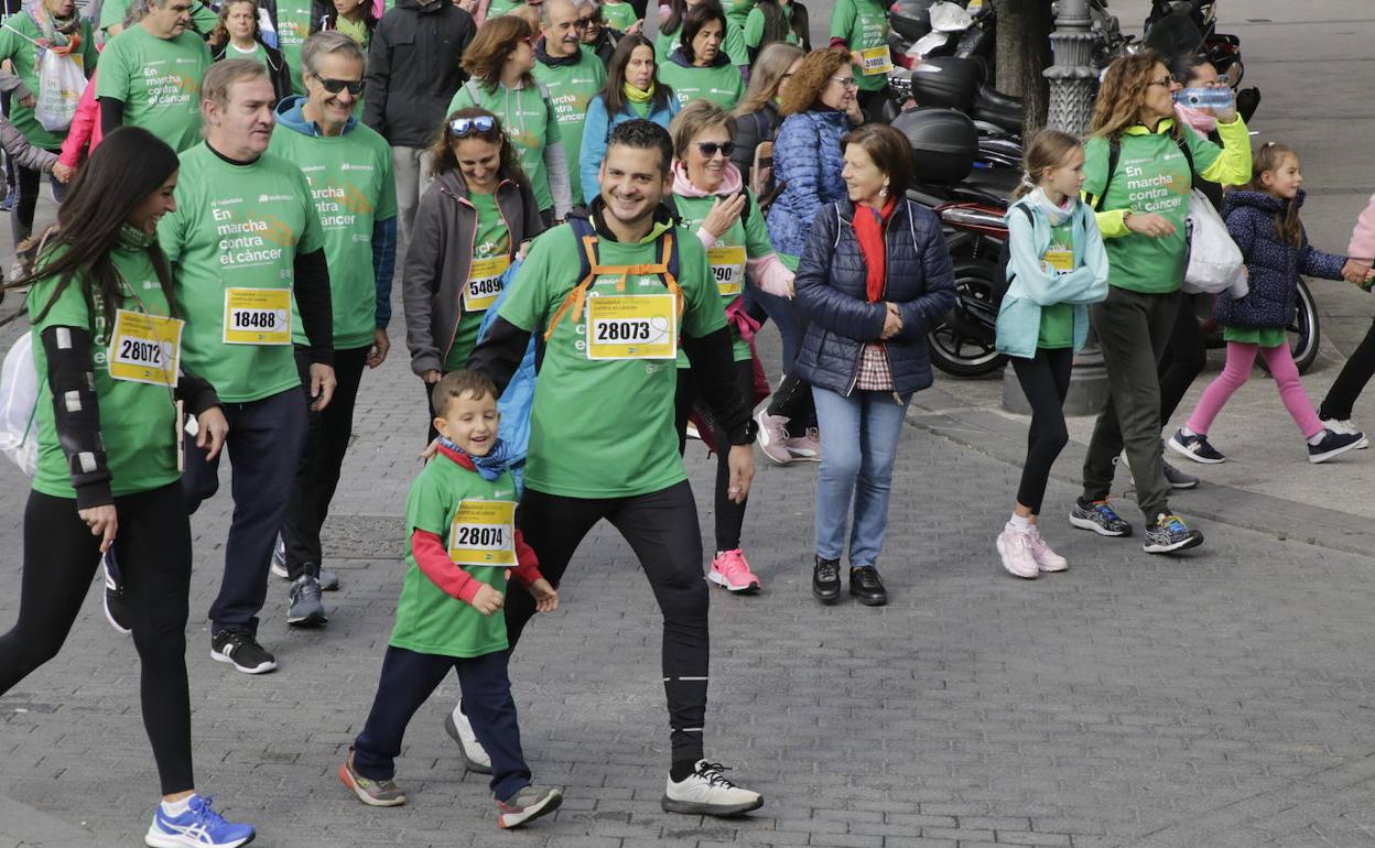 Todas las imágenes de la XI Marcha contra el Cáncer en Valladolid