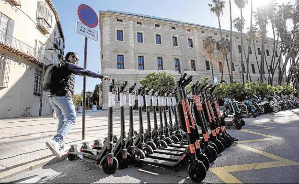 Estacionamiento de patinetes en Málaga.