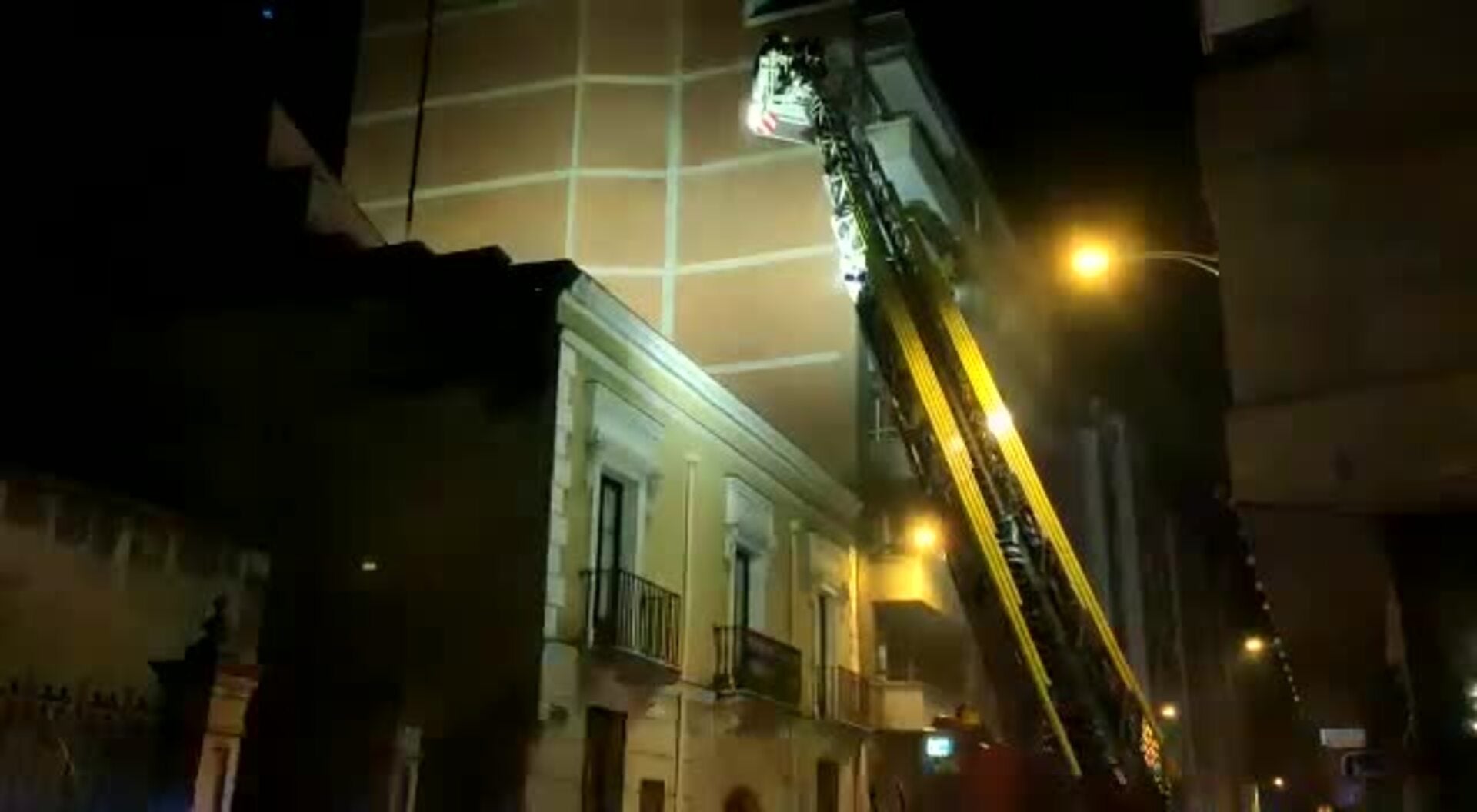 La mala combustión de una caldera de leña obliga a cortar la calle López Gómez de Valladolid