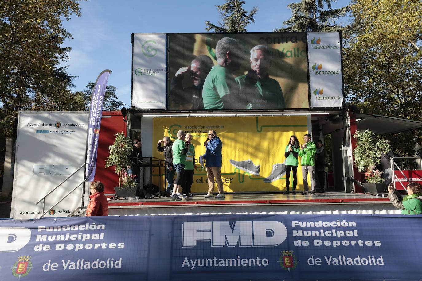 Fotos: La marcha contra el cáncer llena Valladolid de verde