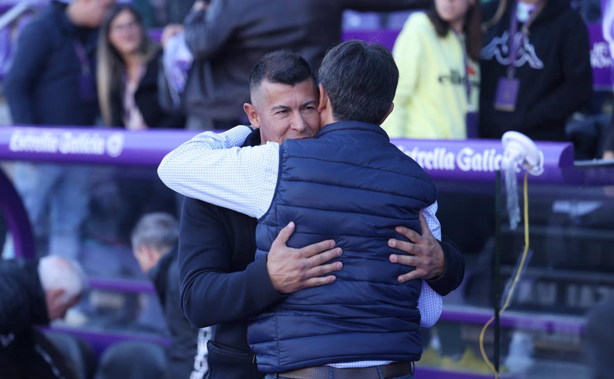 Jorge Almirón se abraza a Pacheta en Zorrilla antes de su último encuentro en el banquillo ilicitano. 