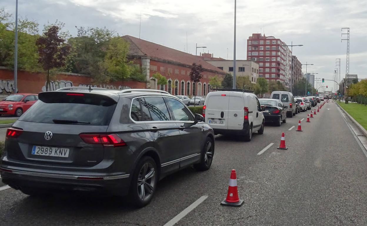 Congestión en el Paseo del Arco de Ladrillo durante la pasada semana por las obras para retirar torretas de la luz.