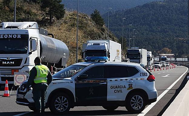 Piden seis años y medio de cárcel para dos hombres pillados con droga en la AP-6