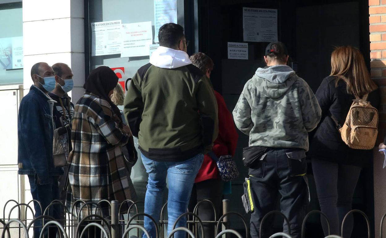 Un grupo de personas hacen cola en la oficina del Ecyl de Segovia.