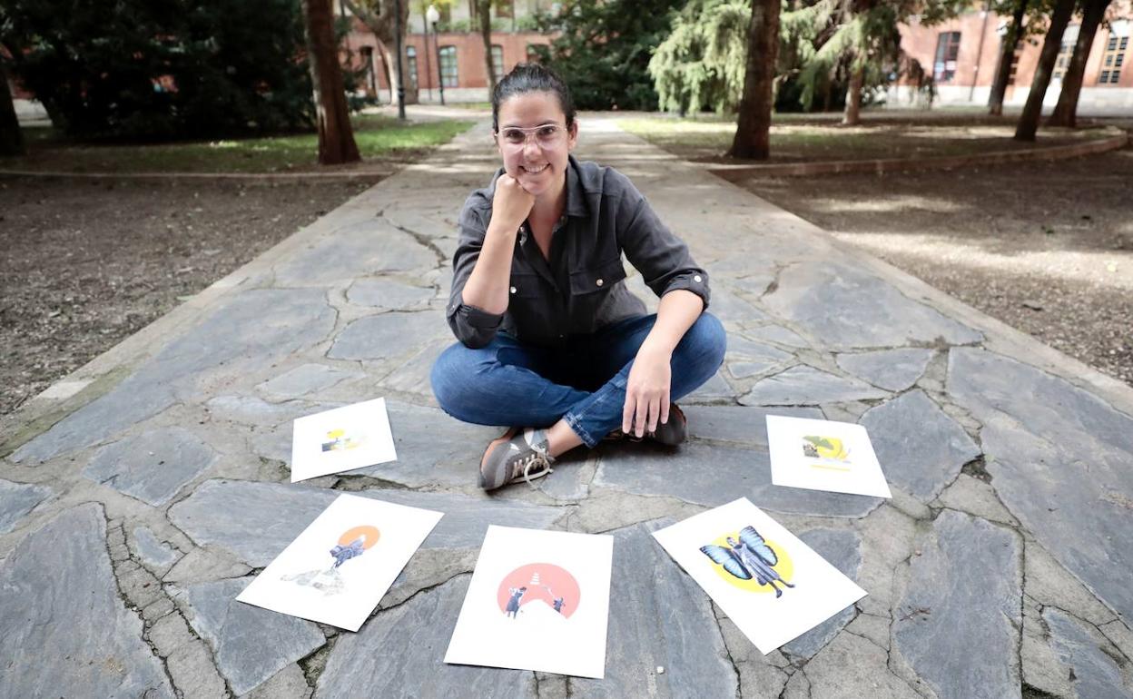 Naira Valdano, con alguno de sus trabajos en la plaza del Viejo Coso de Valladolid.