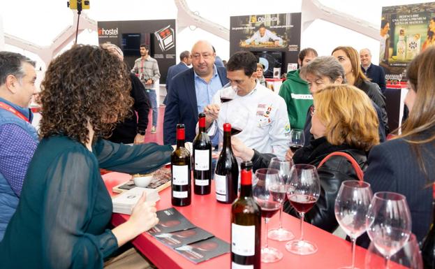 Fran Paniego prueba un vino de Valladolid en uno de los expositores comerciales de la Cúpula del Milenio. 