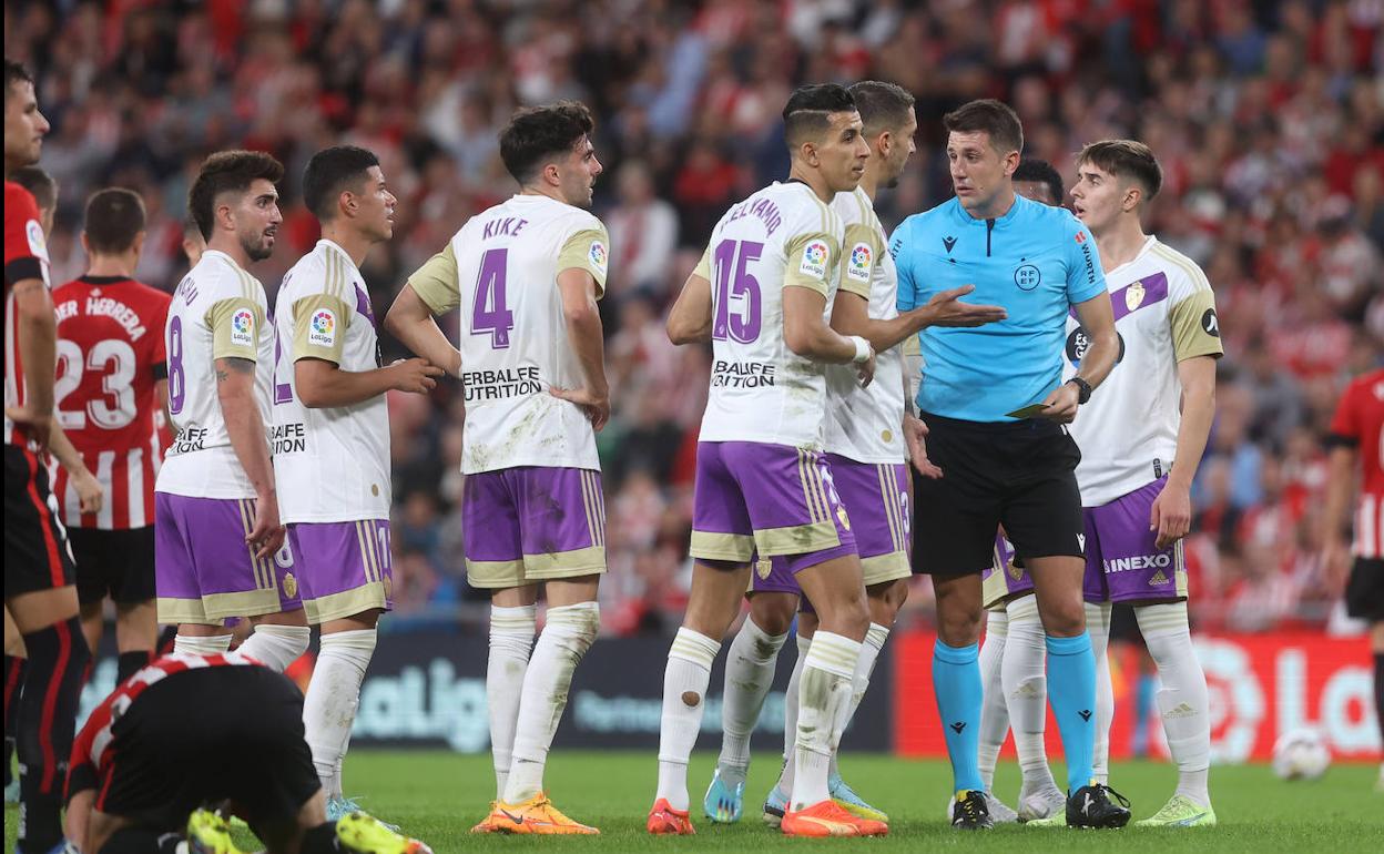 Los jugadores del Real Valladolid se dirigen a Díaz de Mera para pedirle explicaciones tras el segundo gol. 