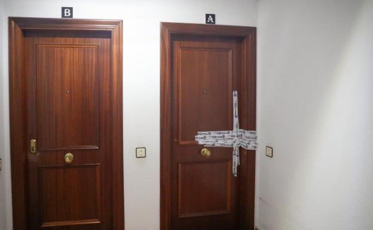 Puerta precintada del piso en el que fue localizado el cadáver de Olivia. 