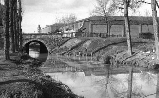 Puente de San Pedro sobre el ramal norte del Esgueva, a su paso por la actual calle Sanz y Forés, con el seminario y el convento justo detrás. 