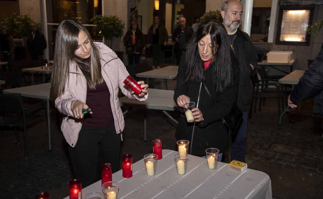 Preparación de las velas en el apagón simbólico de este martes convocado por la hostelería en Segovia 