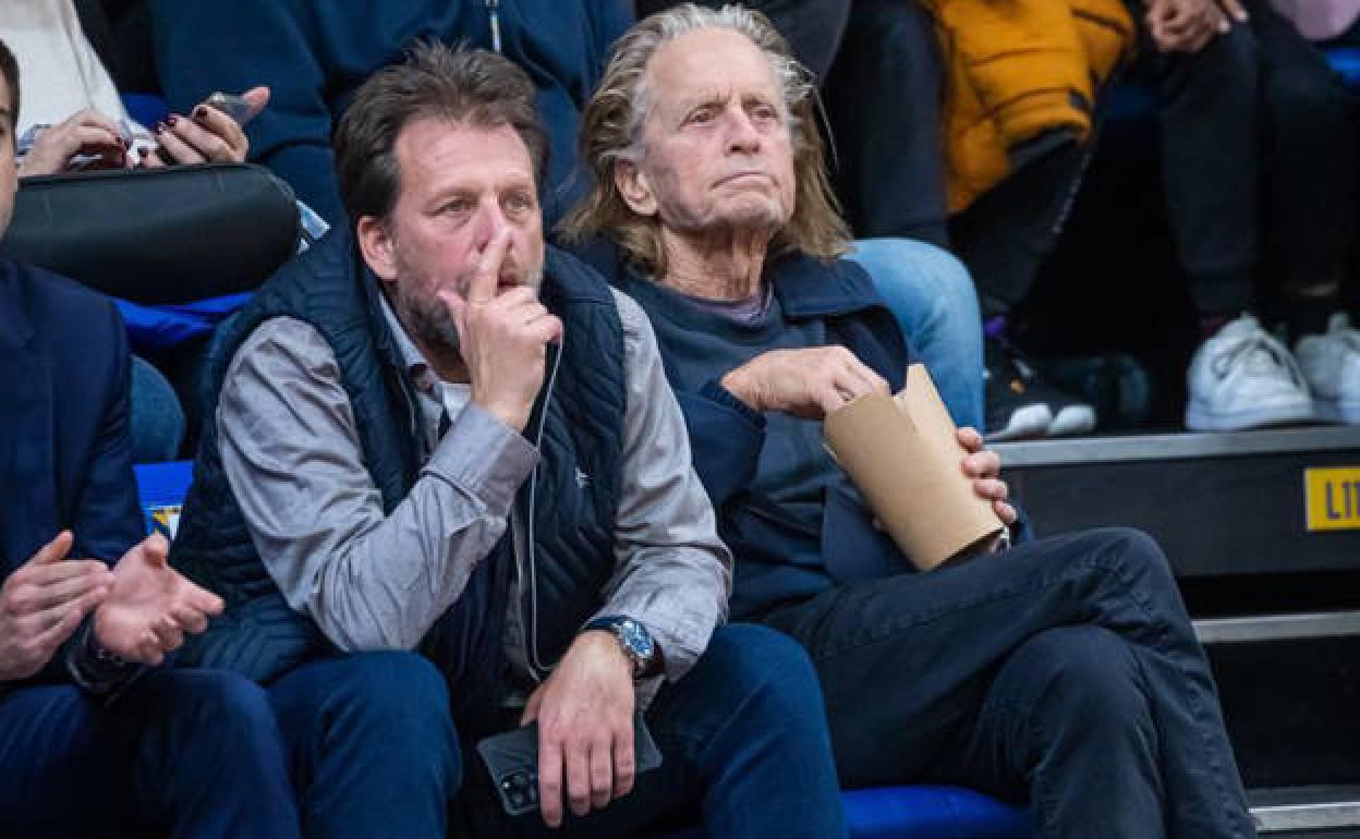 Michael Douglas en un partido de baloncesto entre el Metropolitans 92 y el CSP Limoges, celebrado en París. 