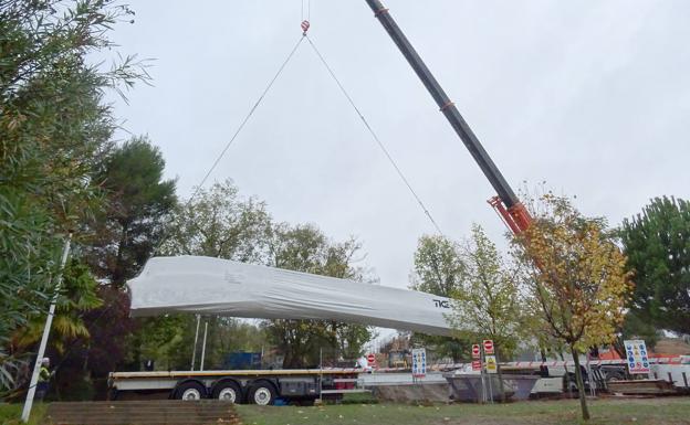 La grúa levanta uno de los tramos de la escalera de la ladera este de Parquesol. 