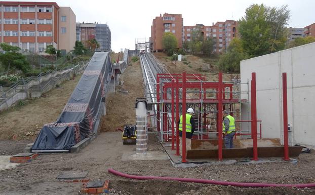 Imagen. Los operarios trabajan en la instalación del mecanismo del ascensor de la ladera norte de Parquesol. 