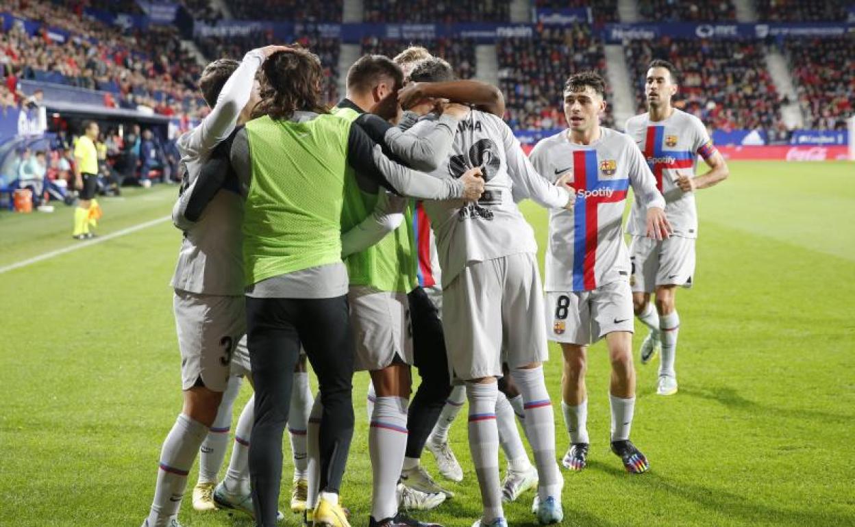 Los jugadores del Barça hacen piña tras el gol de Raphinha en El Sadar. 