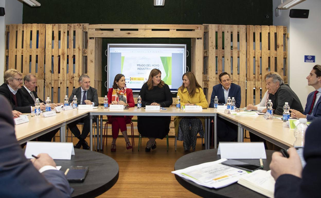 Andrés Ortega, Reyes Maroto, Clara Martín, Virginia Barcones y José Bayón presiden la mesa de la reunión de trabajo sobre Prado del Hoyo. 