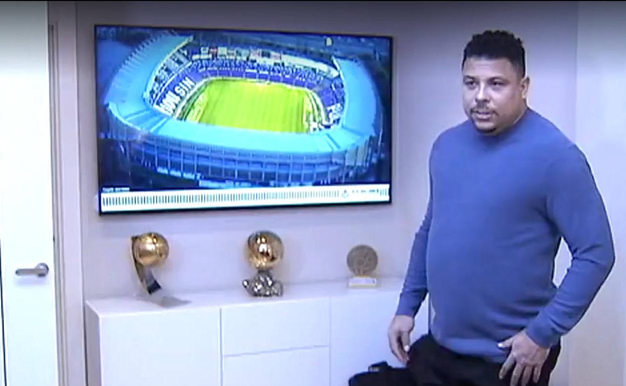 Ronaldo, en las oficinas de Madrid junto a una imagen del estadio Zorrilla. 