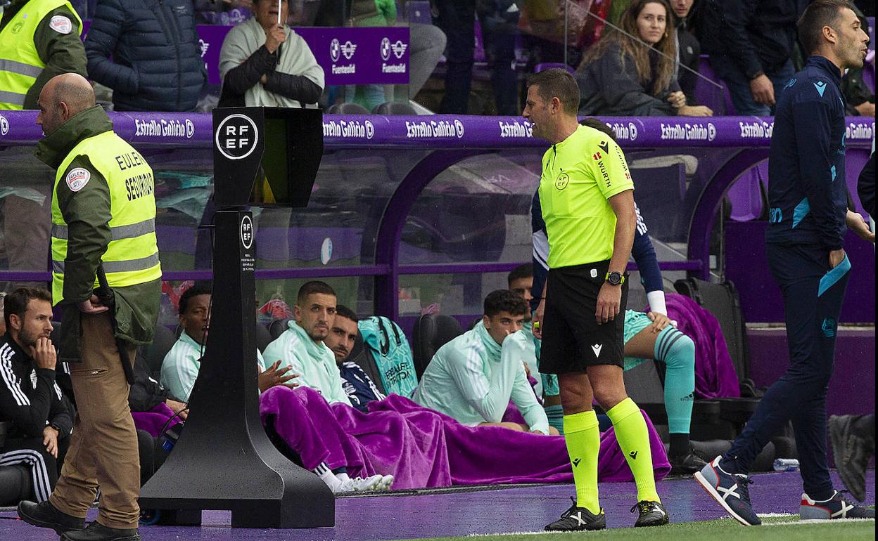 Figueroa Vázquez revisa una acción en la pantalla, en el partido ante la Real Sociedad. 