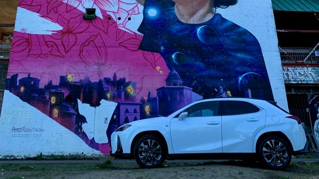 El coche frente a uno de los graffittis en las calles de Berlín 