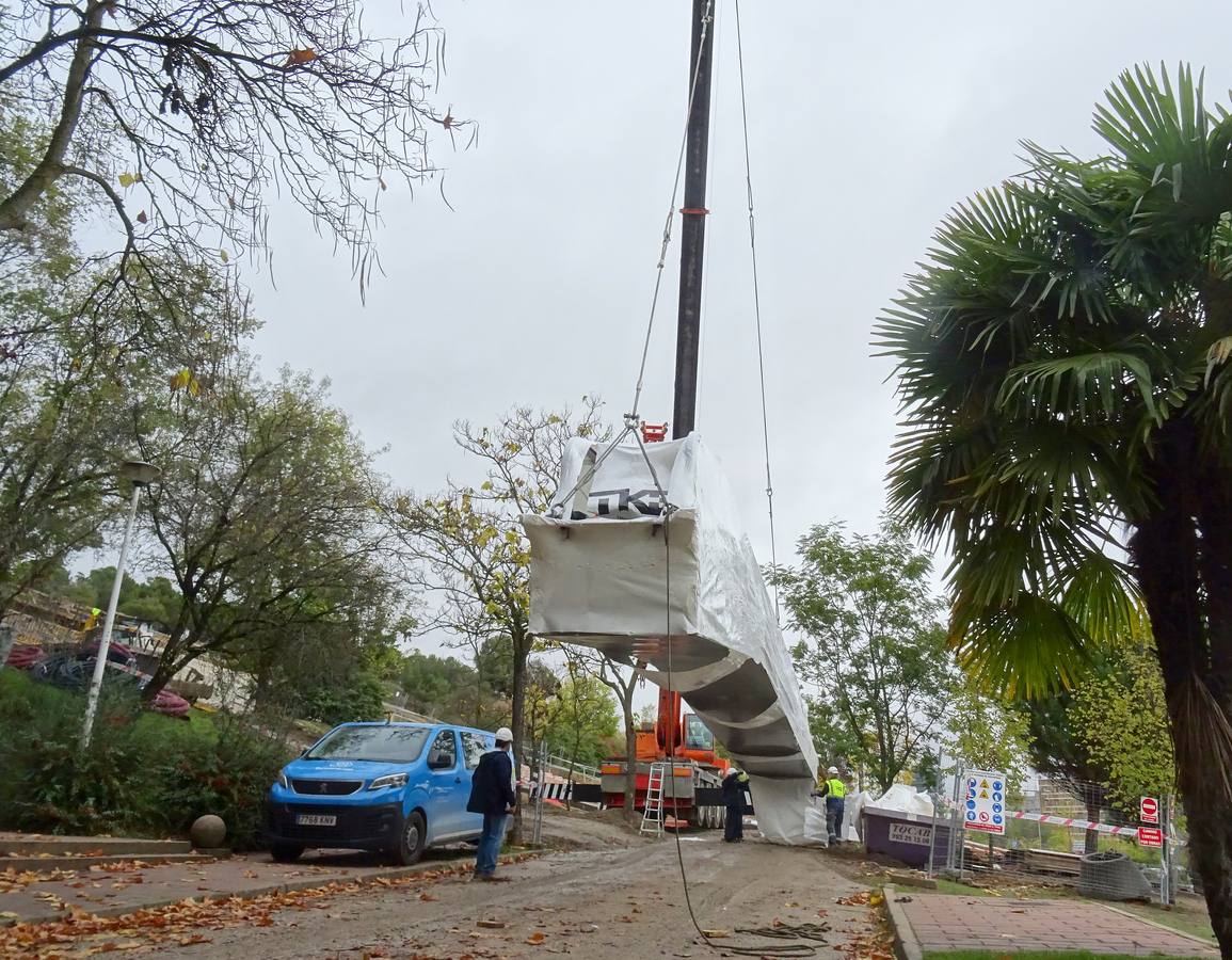 Fotos: Colocación de las escaleras mecánicas en el parque de Los Almendros de Valladolid