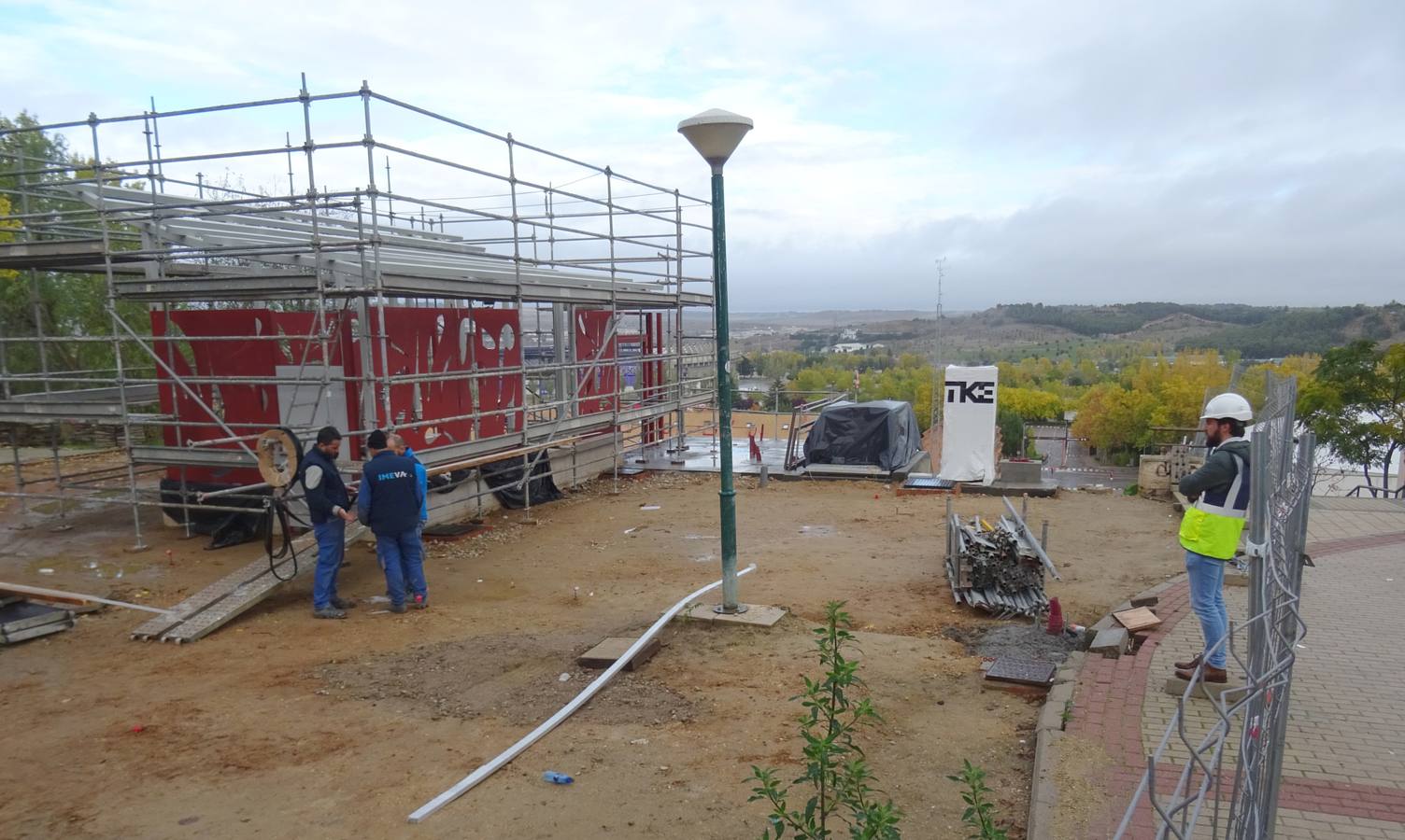 Fotos: Colocación de las escaleras mecánicas en el parque de Los Almendros de Valladolid