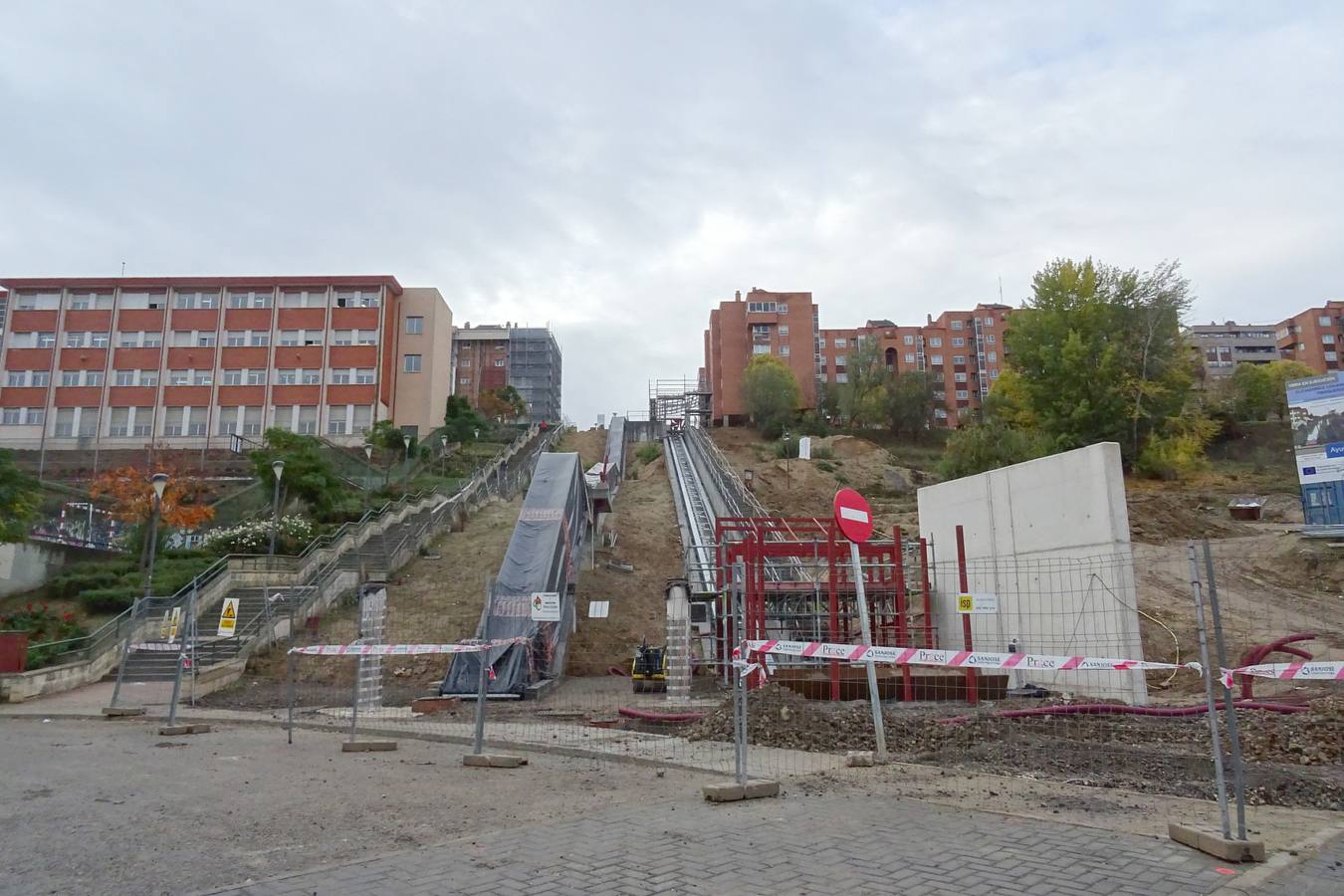 Fotos: Colocación de las escaleras mecánicas en el parque de Los Almendros de Valladolid