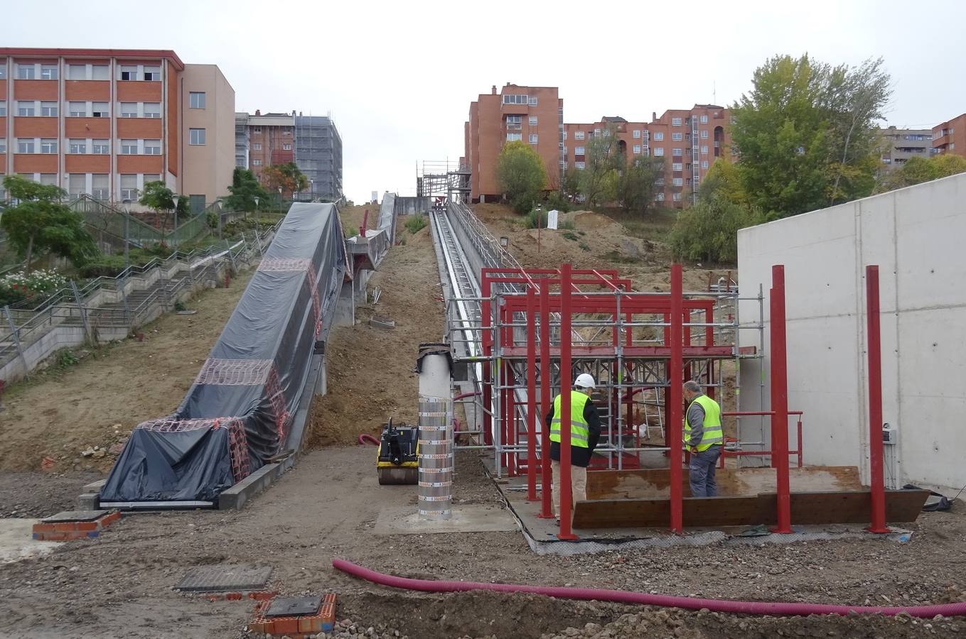 Fotos: Colocación de las escaleras mecánicas en el parque de Los Almendros de Valladolid