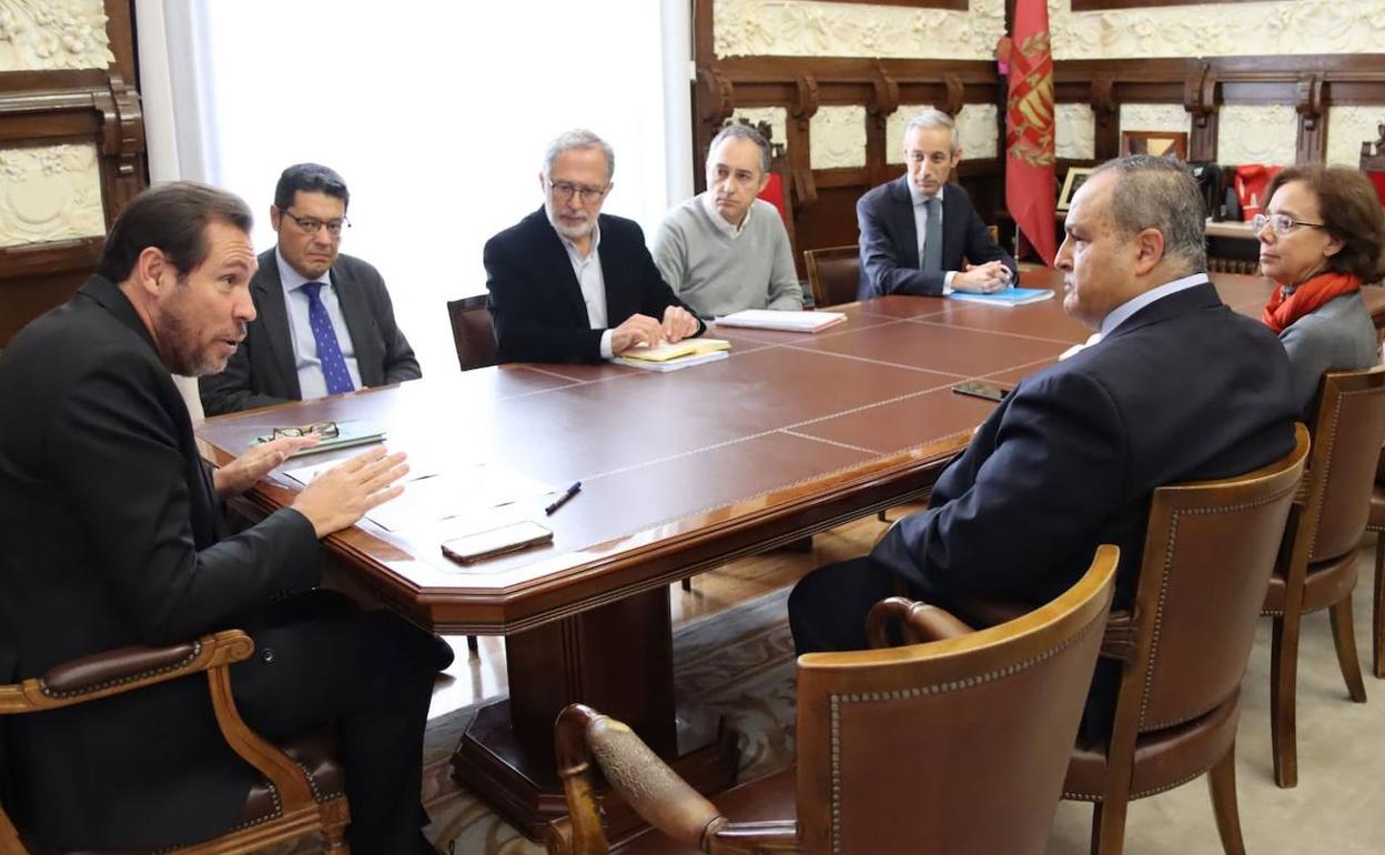 Óscar Puente se dirige al presidente de la Audiencia, Javier Carranza (derecha), durante la reunión. 