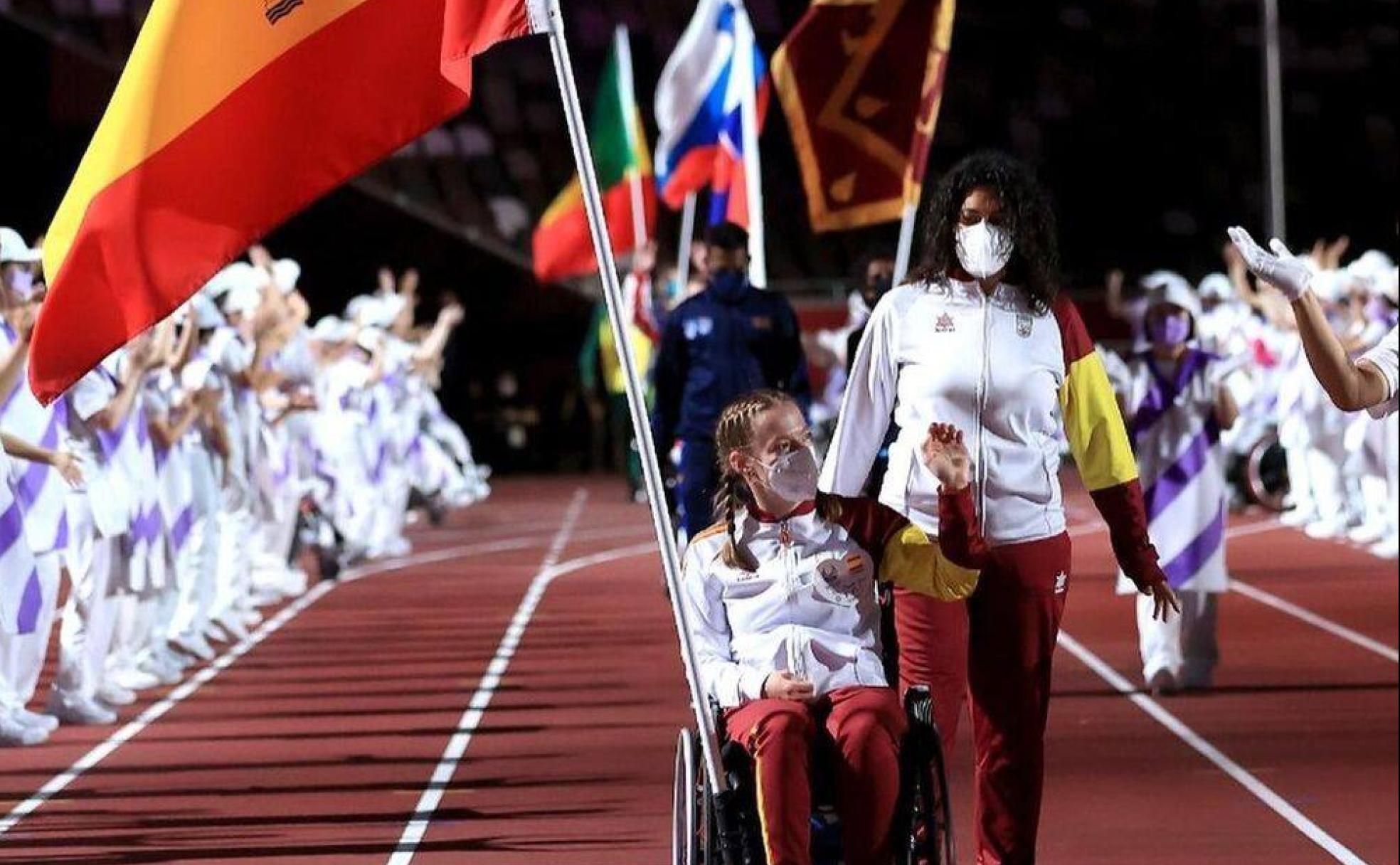 Marta Fernández, abanderada española en la clausura de los Juegos Paralímpicos de Tokio. 