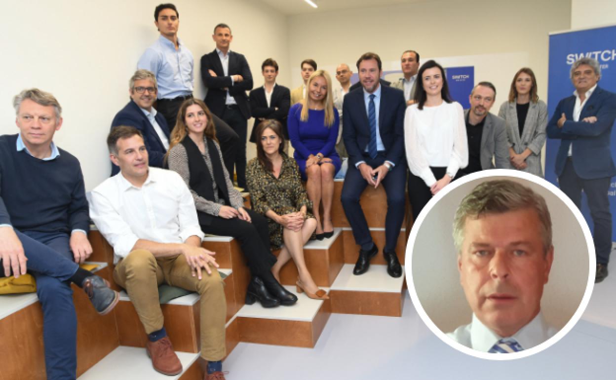 Eva Driessen, presidenta de Switch Mobility Iberia, con el alcalde de Valladolid, los ingenieros contratados en mayo y otros colaboradores de la empresa, en las oficinas de innovación del consistorio.